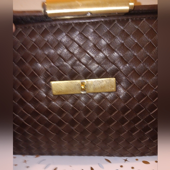 BCBGMAXAZRIA LEATHER SHOULDER BAG, GOLDISH TONE CHAIN STRAP. - Picture 7 of 12